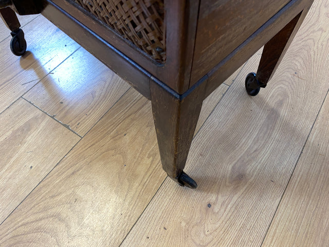 Klein aber oho! Schöner ausklappbarer antiker Nähkorb auf Rollen mit Wiener Geflecht I Nähkommode Nähkasten Truhe Beistelltisch Schmuckkasten Chippendale Vintage Art Deco I