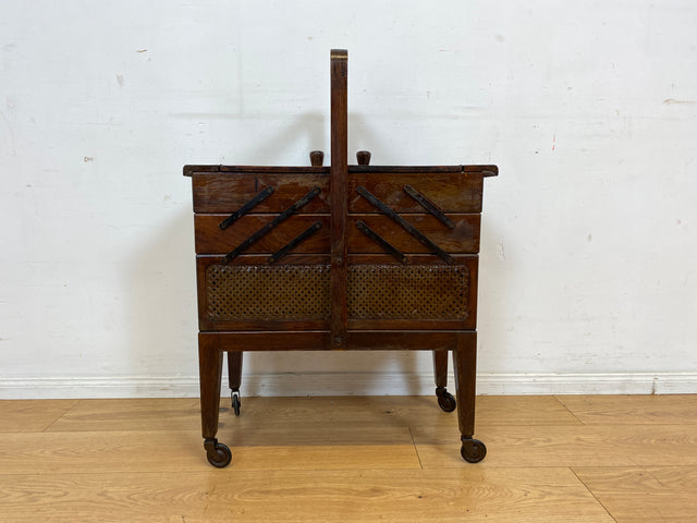 Klein aber oho! Schöner ausklappbarer antiker Nähkorb auf Rollen mit Wiener Geflecht I Nähkommode Nähkasten Truhe Beistelltisch Schmuckkasten Chippendale Vintage Art Deco I