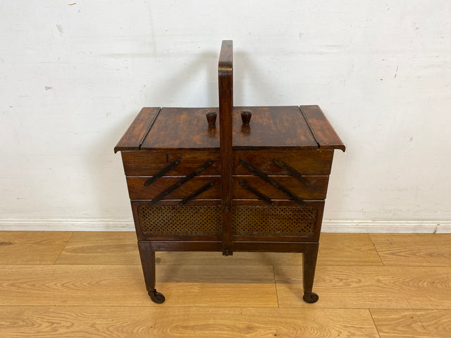 Klein aber oho! Schöner ausklappbarer antiker Nähkorb auf Rollen mit Wiener Geflecht I Nähkommode Nähkasten Truhe Beistelltisch Schmuckkasten Chippendale Vintage Art Deco I