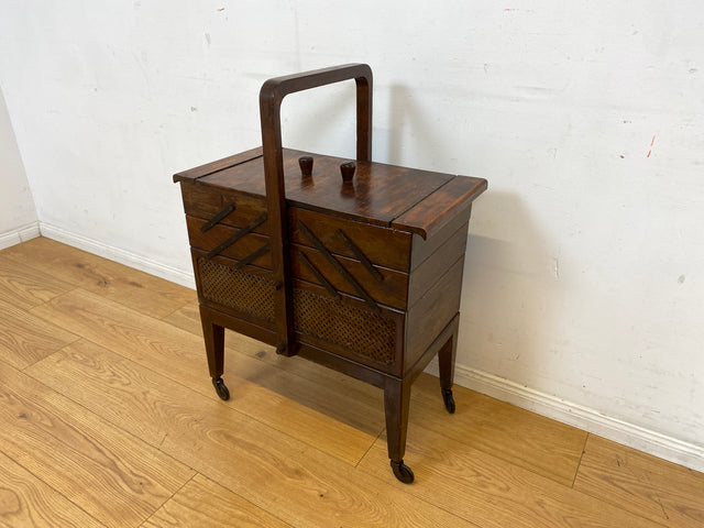 Klein aber oho! Schöner ausklappbarer antiker Nähkorb auf Rollen mit Wiener Geflecht I Nähkommode Nähkasten Truhe Beistelltisch Schmuckkasten Chippendale Vintage Art Deco I