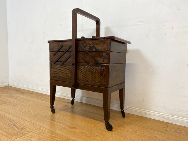 Klein aber oho! Schöner ausklappbarer antiker Nähkorb auf Rollen mit Wiener Geflecht I Nähkommode Nähkasten Truhe Beistelltisch Schmuckkasten Chippendale Vintage Art Deco I