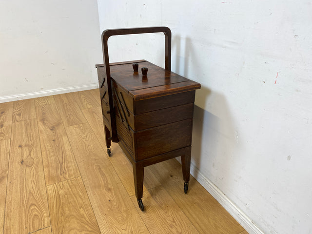 Klein aber oho! Schöner ausklappbarer antiker Nähkorb auf Rollen mit Wiener Geflecht I Nähkommode Nähkasten Truhe Beistelltisch Schmuckkasten Chippendale Vintage Art Deco I