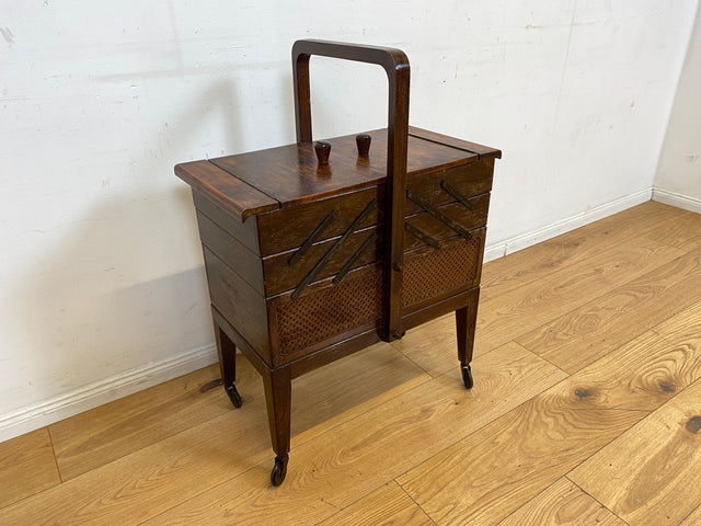 Klein aber oho! Schöner ausklappbarer antiker Nähkorb auf Rollen mit Wiener Geflecht I Nähkommode Nähkasten Truhe Beistelltisch Schmuckkasten Chippendale Vintage Art Deco I