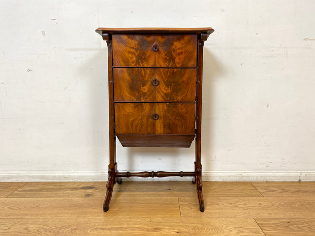I Der schönste Beistelltisch dass du heute siehst I Edler antiker Notenschrank I Vollholz in Nussbaum Schmetterlingsfurnier I Kommode Ablage Flurkommode Biedermeier Vintage I