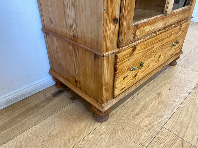 WMK I Eleganter antiker Schrank aus massivem Kiefernholz mit Glastüren & Schublade