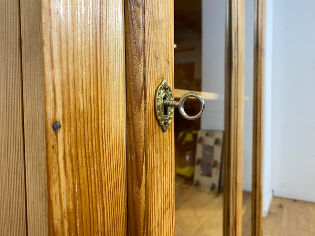 WMK I Eleganter antiker Schrank aus massivem Kiefernholz mit Glastüren & Schublade