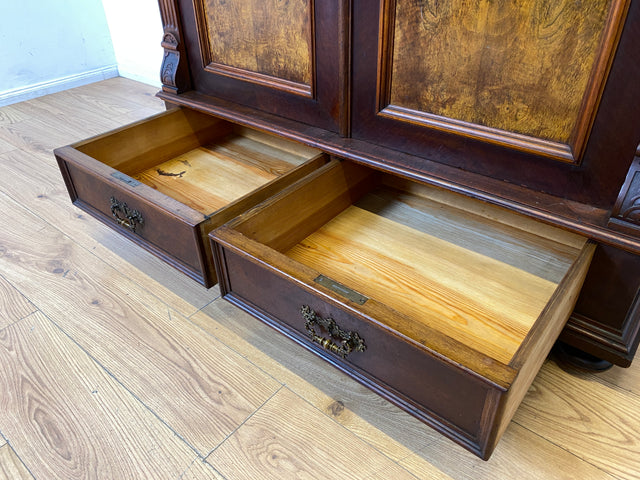 Imposanter antiker Kleiderschrank aus vollem Holz in Nussbaum mit Schubladen und Messinggriffen I Gründerzeit I um 1890