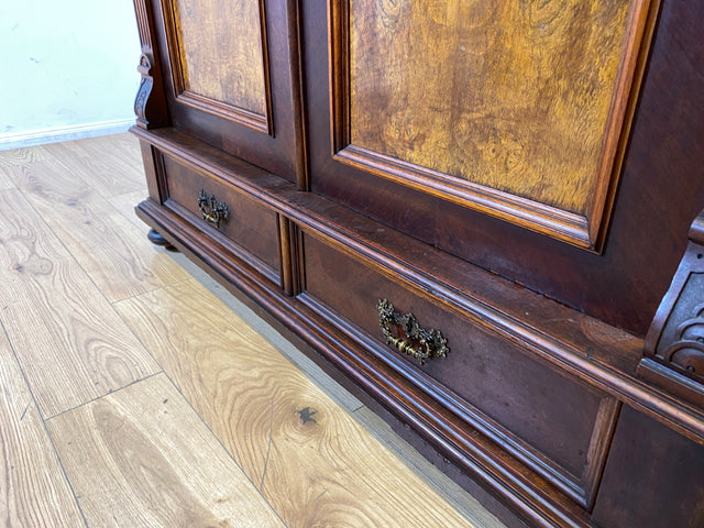 Imposanter antiker Kleiderschrank aus vollem Holz in Nussbaum mit Schubladen und Messinggriffen I Gründerzeit I um 1890