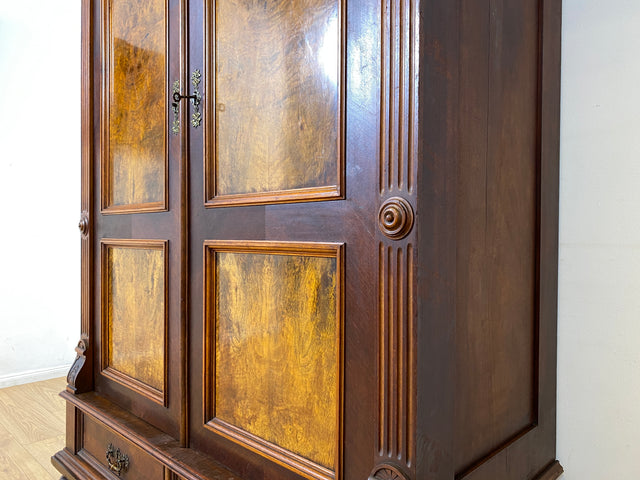 Imposanter antiker Kleiderschrank aus vollem Holz in Nussbaum mit Schubladen und Messinggriffen I Gründerzeit I um 1890