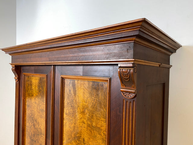 Imposanter antiker Kleiderschrank aus vollem Holz in Nussbaum mit Schubladen und Messinggriffen I Gründerzeit I um 1890