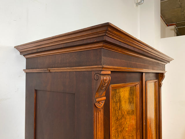 Imposanter antiker Kleiderschrank aus vollem Holz in Nussbaum mit Schubladen und Messinggriffen I Gründerzeit I um 1890