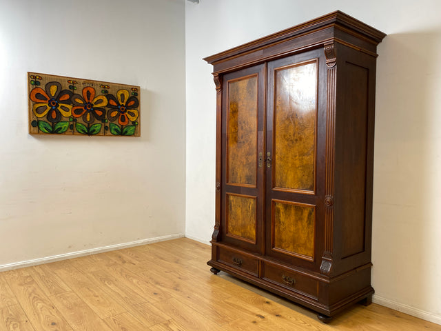 Imposanter antiker Kleiderschrank aus vollem Holz in Nussbaum mit Schubladen und Messinggriffen I Gründerzeit I um 1890