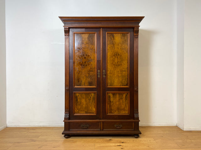 Imposanter antiker Kleiderschrank aus vollem Holz in Nussbaum mit Schubladen und Messinggriffen I Gründerzeit I um 1890
