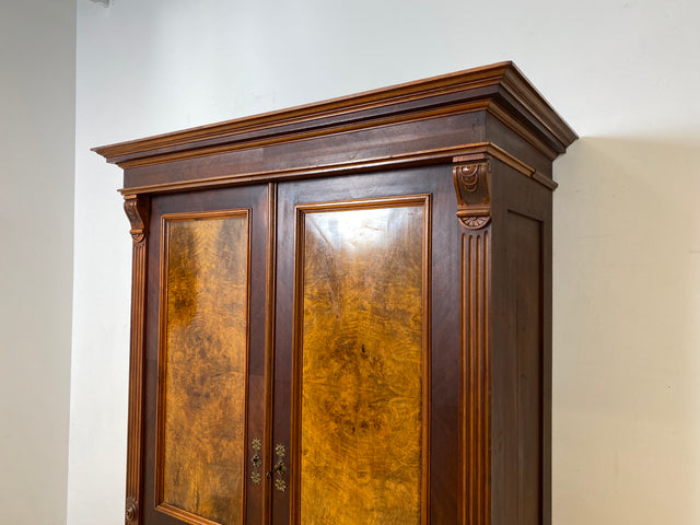 Imposanter antiker Kleiderschrank aus vollem Holz in Nussbaum mit Schubladen und Messinggriffen I Gründerzeit I um 1890