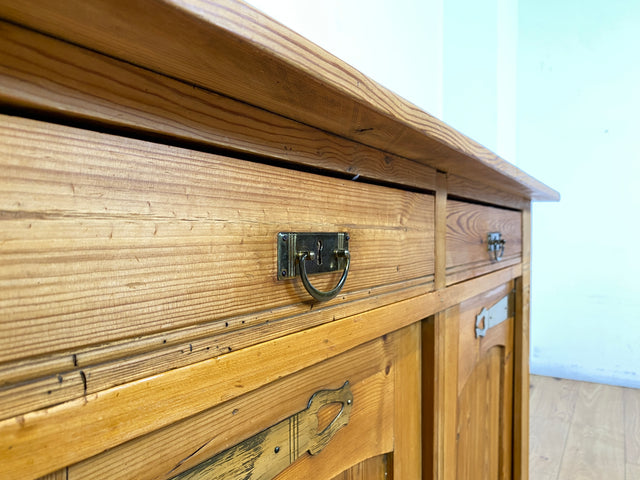 Wunderschöner handverzierter heller antiker Schrank mit Schubladen und Messingbeschlägen I Vollholz I Anrichte Kommode Weichholzkommode Büfett Buffet Jugendstil Vintage I