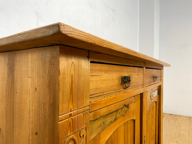 Wunderschöner handverzierter heller antiker Schrank mit Schubladen und Messingbeschlägen I Vollholz I Anrichte Kommode Weichholzkommode Büfett Buffet Jugendstil Vintage I