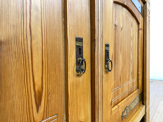 Wunderschöner handverzierter heller antiker Schrank mit Schubladen und Messingbeschlägen I Vollholz I Anrichte Kommode Weichholzkommode Büfett Buffet Jugendstil Vintage I