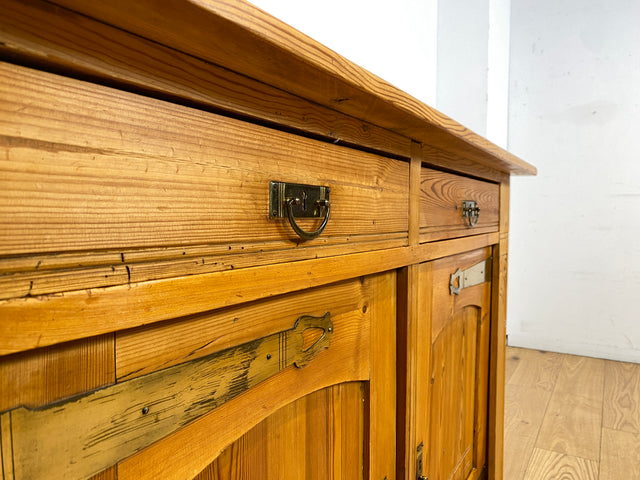 Wunderschöner handverzierter heller antiker Schrank mit Schubladen und Messingbeschlägen I Vollholz I Anrichte Kommode Weichholzkommode Büfett Buffet Jugendstil Vintage I