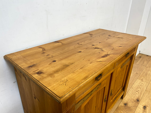 Wunderschöner handverzierter heller antiker Schrank mit Schubladen und Messingbeschlägen I Vollholz I Anrichte Kommode Weichholzkommode Büfett Buffet Jugendstil Vintage I
