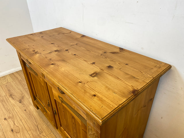Wunderschöner handverzierter heller antiker Schrank mit Schubladen und Messingbeschlägen I Vollholz I Anrichte Kommode Weichholzkommode Büfett Buffet Jugendstil Vintage I