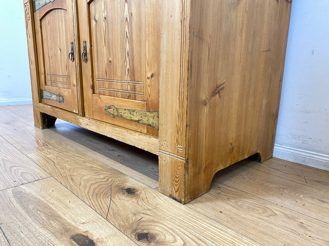 Wunderschöner handverzierter heller antiker Schrank mit Schubladen und Messingbeschlägen I Vollholz I Anrichte Kommode Weichholzkommode Büfett Buffet Jugendstil Vintage I