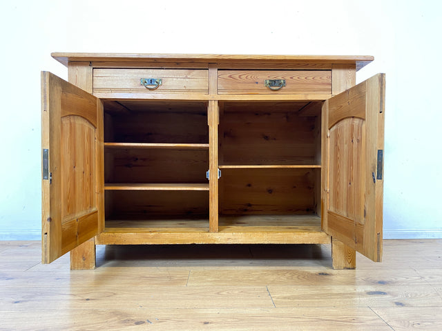 Wunderschöner handverzierter heller antiker Schrank mit Schubladen und Messingbeschlägen I Vollholz I Anrichte Kommode Weichholzkommode Büfett Buffet Jugendstil Vintage I