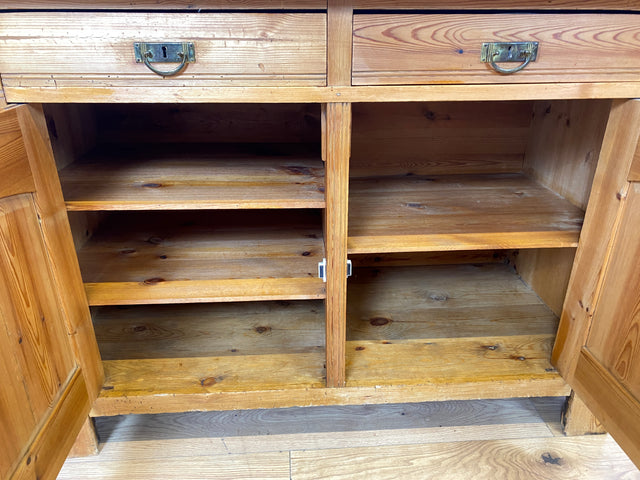 Wunderschöner handverzierter heller antiker Schrank mit Schubladen und Messingbeschlägen I Vollholz I Anrichte Kommode Weichholzkommode Büfett Buffet Jugendstil Vintage I