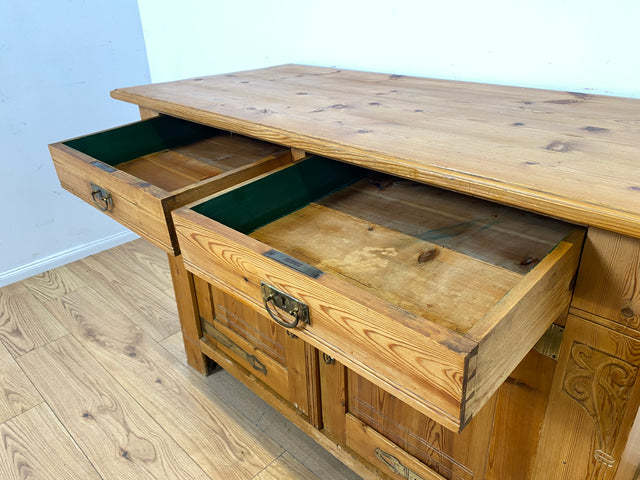 Wunderschöner handverzierter heller antiker Schrank mit Schubladen und Messingbeschlägen I Vollholz I Anrichte Kommode Weichholzkommode Büfett Buffet Jugendstil Vintage I