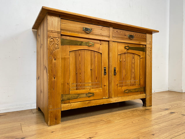 Wunderschöner handverzierter heller antiker Schrank mit Schubladen und Messingbeschlägen I Vollholz I Anrichte Kommode Weichholzkommode Büfett Buffet Jugendstil Vintage I