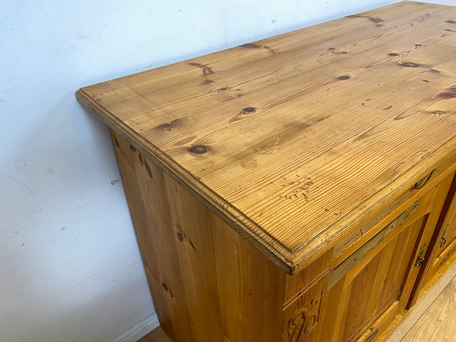 Wunderschöner handverzierter heller antiker Schrank mit Schubladen und Messingbeschlägen I Vollholz I Anrichte Kommode Weichholzkommode Büfett Buffet Jugendstil Vintage I