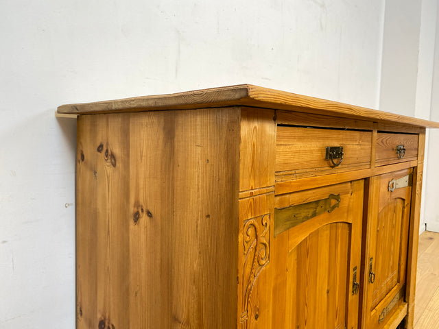 Wunderschöner handverzierter heller antiker Schrank mit Schubladen und Messingbeschlägen I Vollholz I Anrichte Kommode Weichholzkommode Büfett Buffet Jugendstil Vintage I