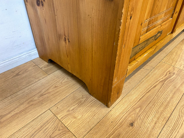 Wunderschöner handverzierter heller antiker Schrank mit Schubladen und Messingbeschlägen I Vollholz I Anrichte Kommode Weichholzkommode Büfett Buffet Jugendstil Vintage I