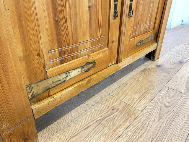 Wunderschöner handverzierter heller antiker Schrank mit Schubladen und Messingbeschlägen I Vollholz I Anrichte Kommode Weichholzkommode Büfett Buffet Jugendstil Vintage I