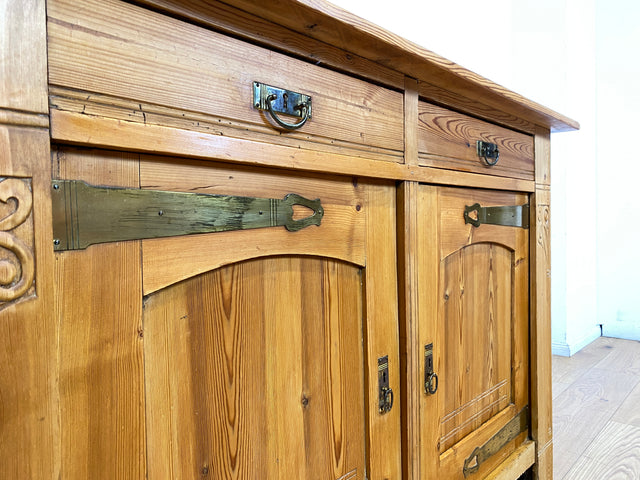 Wunderschöner handverzierter heller antiker Schrank mit Schubladen und Messingbeschlägen I Vollholz I Anrichte Kommode Weichholzkommode Büfett Buffet Jugendstil Vintage I