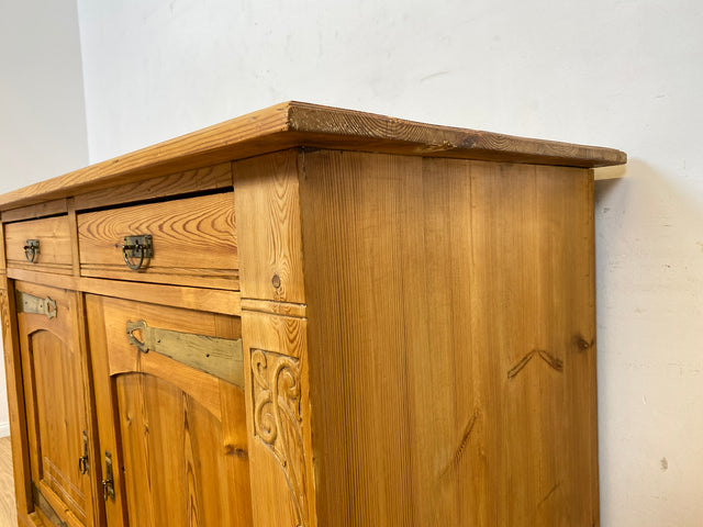 Wunderschöner handverzierter heller antiker Schrank mit Schubladen und Messingbeschlägen I Vollholz I Anrichte Kommode Weichholzkommode Büfett Buffet Jugendstil Vintage I