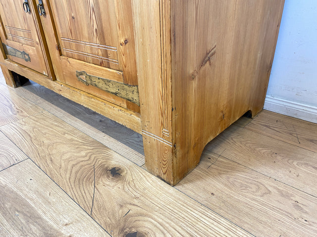 Wunderschöner handverzierter heller antiker Schrank mit Schubladen und Messingbeschlägen I Vollholz I Anrichte Kommode Weichholzkommode Büfett Buffet Jugendstil Vintage I