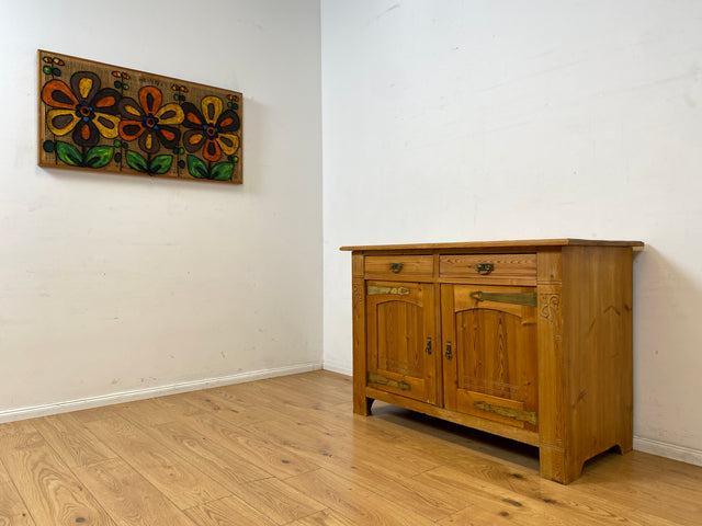 Wunderschöner handverzierter heller antiker Schrank mit Schubladen und Messingbeschlägen I Vollholz I Anrichte Kommode Weichholzkommode Büfett Buffet Jugendstil Vintage I