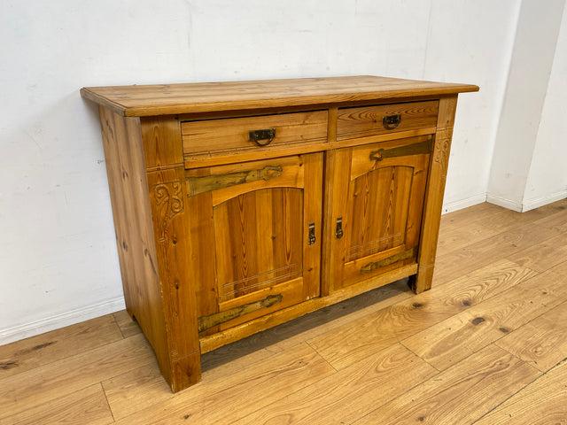 Wunderschöner handverzierter heller antiker Schrank mit Schubladen und Messingbeschlägen I Vollholz I Anrichte Kommode Weichholzkommode Büfett Buffet Jugendstil Vintage I