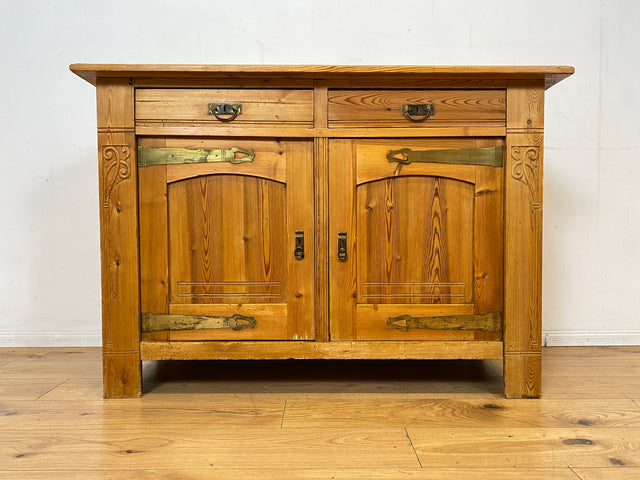 Wunderschöner handverzierter heller antiker Schrank mit Schubladen und Messingbeschlägen I Vollholz I Anrichte Kommode Weichholzkommode Büfett Buffet Jugendstil Vintage I