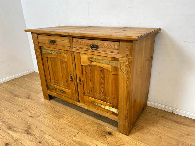 Wunderschöner handverzierter heller antiker Schrank mit Schubladen und Messingbeschlägen I Vollholz I Anrichte Kommode Weichholzkommode Büfett Buffet Jugendstil Vintage I