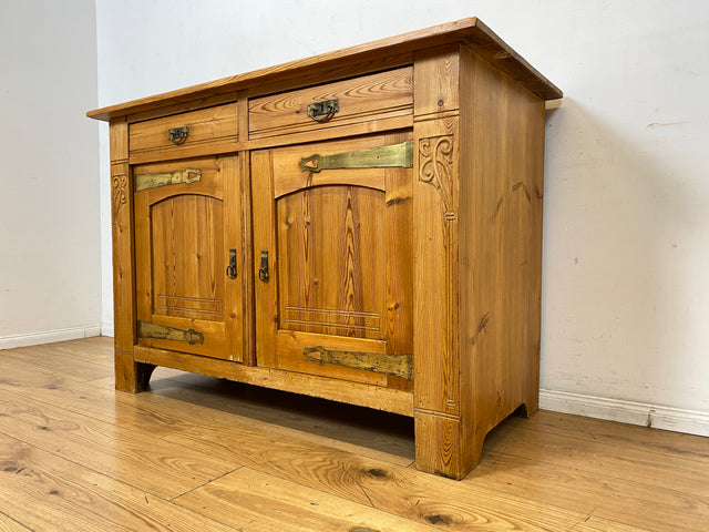 Wunderschöner handverzierter heller antiker Schrank mit Schubladen und Messingbeschlägen I Vollholz I Anrichte Kommode Weichholzkommode Büfett Buffet Jugendstil Vintage I