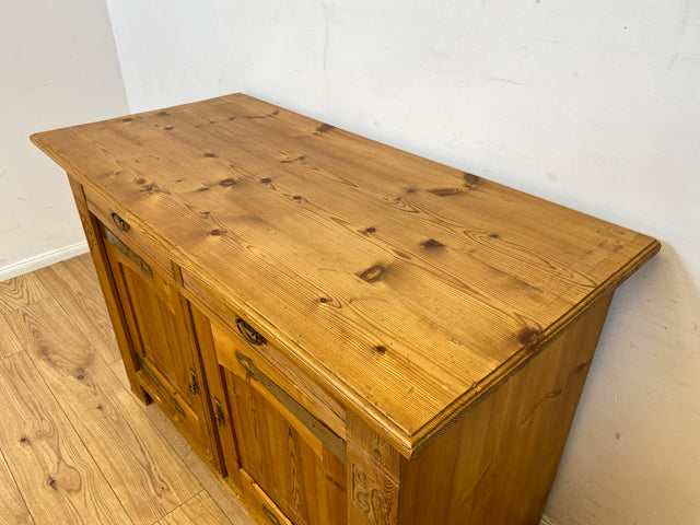 Wunderschöner handverzierter heller antiker Schrank mit Schubladen und Messingbeschlägen I Vollholz I Anrichte Kommode Weichholzkommode Büfett Buffet Jugendstil Vintage I