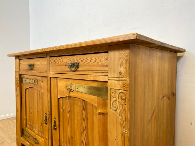 Wunderschöner handverzierter heller antiker Schrank mit Schubladen und Messingbeschlägen I Vollholz I Anrichte Kommode Weichholzkommode Büfett Buffet Jugendstil Vintage I