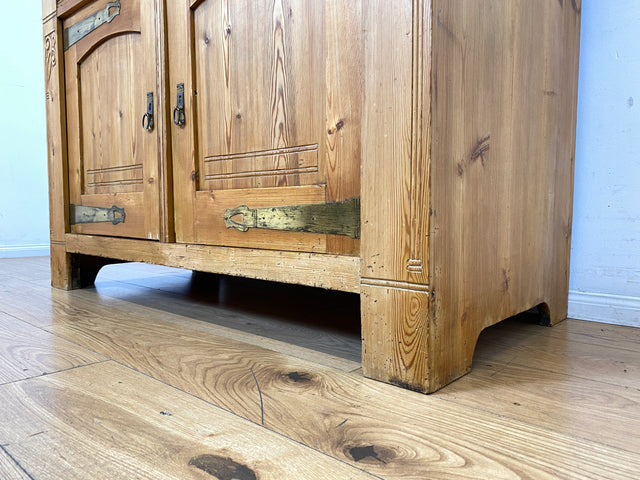 Wunderschöner handverzierter heller antiker Schrank mit Schubladen und Messingbeschlägen I Vollholz I Anrichte Kommode Weichholzkommode Büfett Buffet Jugendstil Vintage I