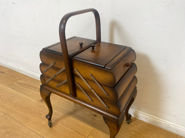 Wunderschöner & sehr gut erhaltener aufklappbarer 30er Jahre Nähkorb auf Rollen mit Griff I Nähschränkchen Korb Schmuckkasten Schminktisch Beistelltisch Chippendale Vintage