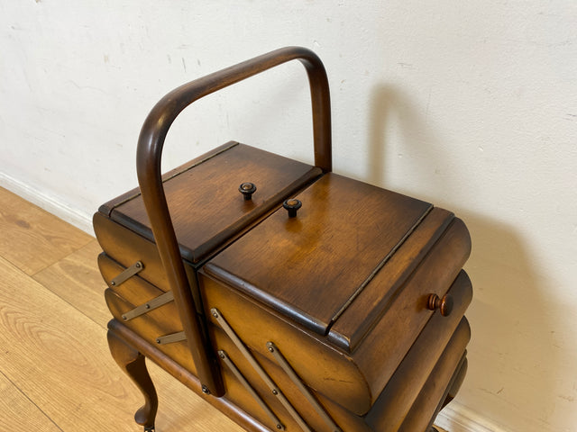 Wunderschöner & sehr gut erhaltener aufklappbarer 30er Jahre Nähkorb auf Rollen mit Griff I Nähschränkchen Korb Schmuckkasten Schminktisch Beistelltisch Chippendale Vintage
