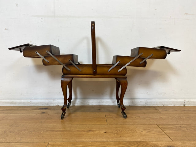 Wunderschöner & sehr gut erhaltener aufklappbarer 30er Jahre Nähkorb auf Rollen mit Griff I Nähschränkchen Korb Schmuckkasten Schminktisch Beistelltisch Chippendale Vintage