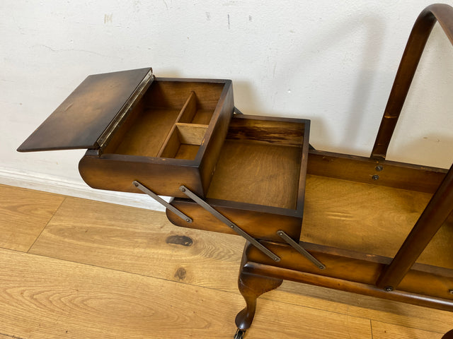 Wunderschöner & sehr gut erhaltener aufklappbarer 30er Jahre Nähkorb auf Rollen mit Griff I Nähschränkchen Korb Schmuckkasten Schminktisch Beistelltisch Chippendale Vintage