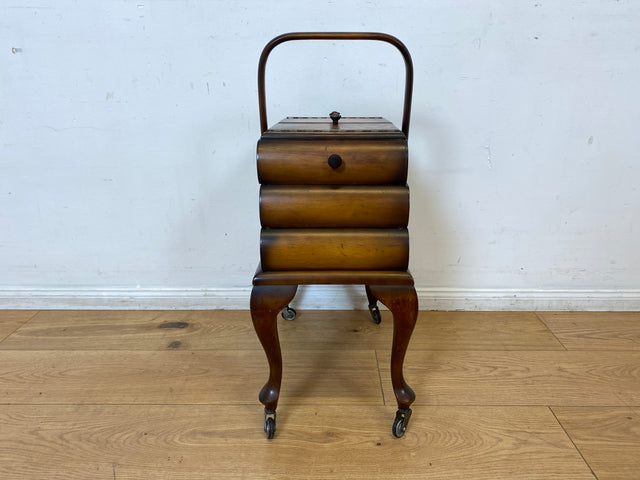 Wunderschöner & sehr gut erhaltener aufklappbarer 30er Jahre Nähkorb auf Rollen mit Griff I Nähschränkchen Korb Schmuckkasten Schminktisch Beistelltisch Chippendale Vintage