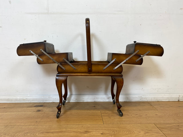 Wunderschöner & sehr gut erhaltener aufklappbarer 30er Jahre Nähkorb auf Rollen mit Griff I Nähschränkchen Korb Schmuckkasten Schminktisch Beistelltisch Chippendale Vintage